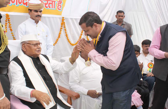 एमपी गवर्नर द्वारा तेज़ न्यूज़ नेटवर्क के यूपी ब्यूरो चीफ सम्मानित
