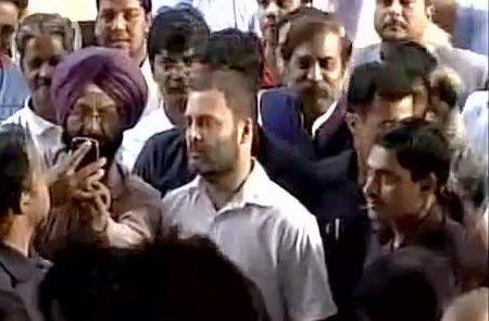 रुपये बदलने बैंक पहुंचे राहुल गांधी, ये हुआ उनके साथ