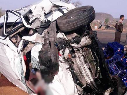 मप्र : कार और कंटेनर की टक्कर में 7 लोगों की मौत