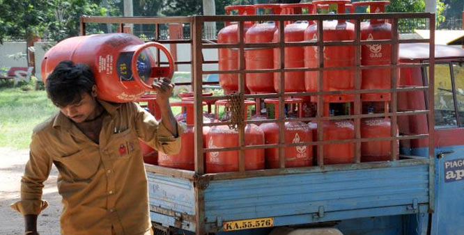 बिना सब्सिडी वाले LPG सिलिंडर का दाम 62.50 रुपये हुआ सस्ता