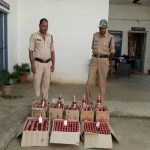 फरार आरोपी को पुलिस ने धर दबोचा, अंग्रेजी शराब जब्त