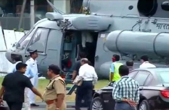 IAS अफसर को पीएम मोदी का हेलिकॉप्टर की जांच करना पड़ा महंगा, निलंबित