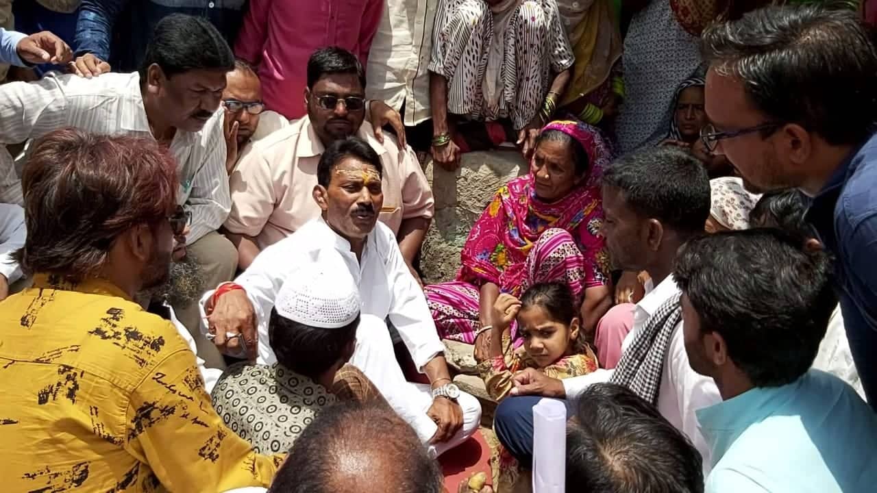 खंडवा : पीड़ित परिवारों से मिलने पहुंचे स्वास्थ्य मंत्री, दिया मदद का भरोसा