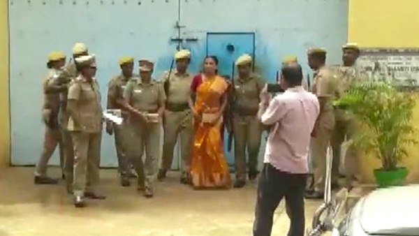 राजीव गांधी की हत्या में दोषी नलिनी बेटी की शादी के लिए एक माह के लिए रिहा