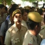 तीस हजारी कोर्ट बवाल: दिल्ली पुलिस के पुलिसकर्मी काली पट्टी बांधकर कर रहे प्रदर्शन