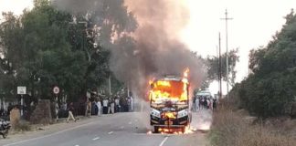 खंडवा : बस की चपेट में आई बाइक, महिला और बच्चे की मौत, ग्रामीणों ने बस को किया आग के हवाले