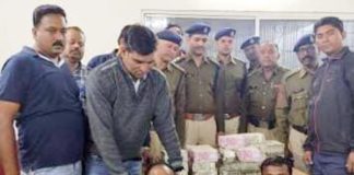 दो युवक 2 करोड़ रुपए के साथ गिरफ्तार, सूटकेस में भरकर ले जा रहे थे