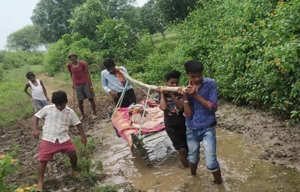 विकास के दावों की पोल खोलती तस्वीर, माँ को खाट से अस्पताल ले जाना बना मजबूरी
